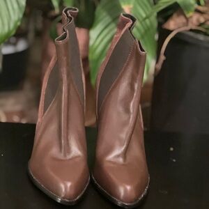 Tod's Elegant Brown Leather Heeled Boots